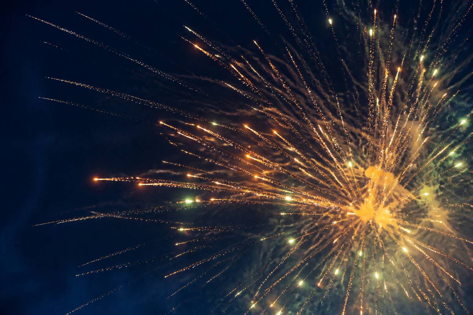Gerbe d'étincelles dorées d'un feu d'artifice dans un ciel nocturne
