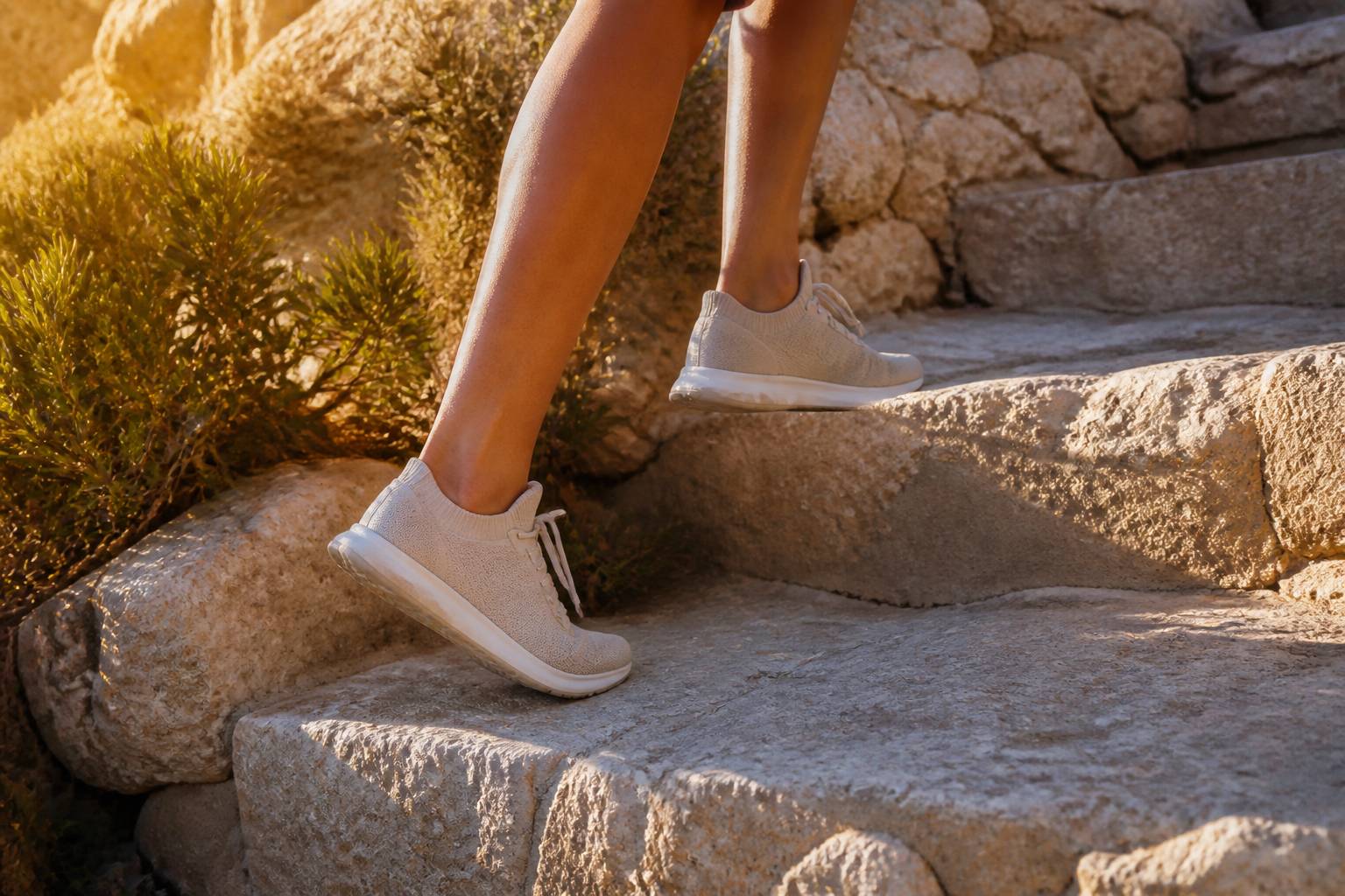 Jambes en mouvement dans une montée d'escaliers
