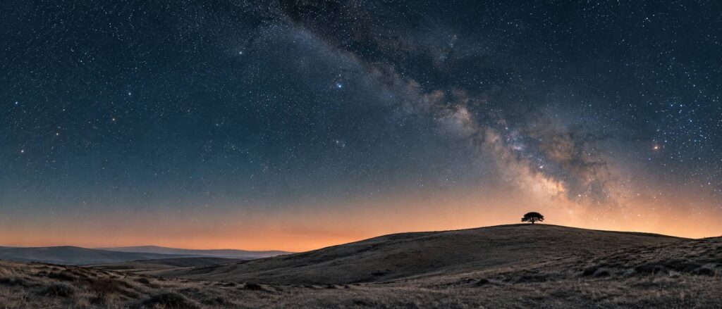 Ciel étoilé dégagé au-dessus d'une colline pour repérer l'étoile polaire